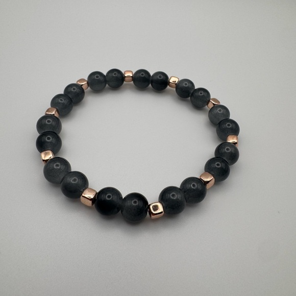 Chic Black and Gold Beaded Bracelet - Picture 2 of 3